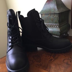 Dream Pairs Black Boots Size 10